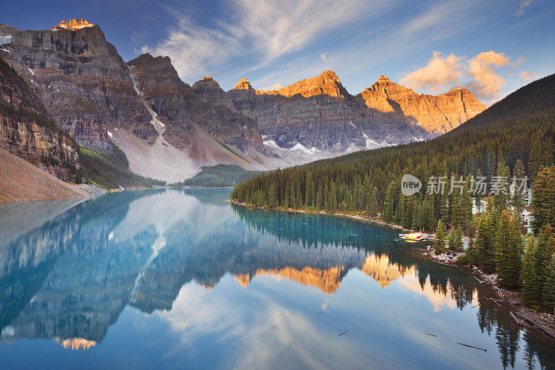 加拿大班夫国家公园日出时的冰碛湖