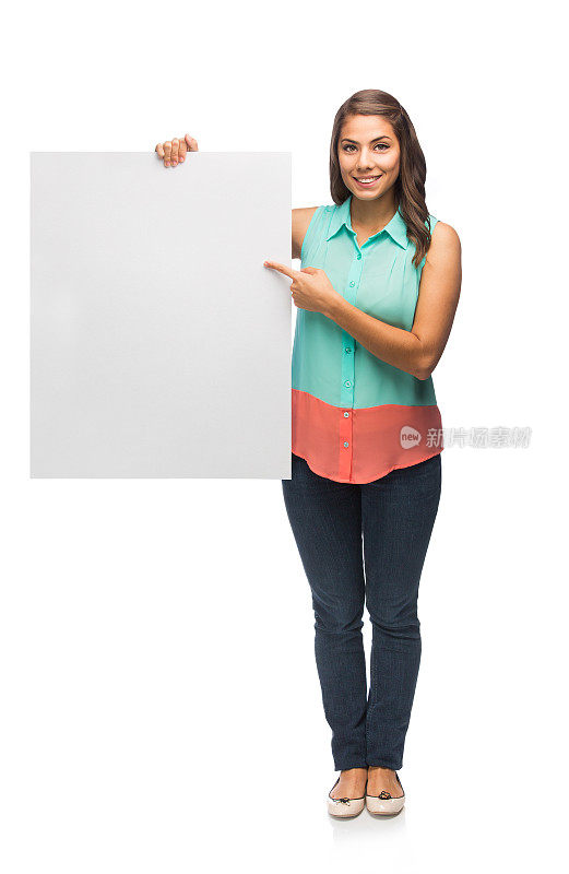 一个年轻女子拿着并指着一个牌子