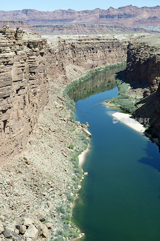 科罗拉多河流经亚利桑那州北部的峡谷