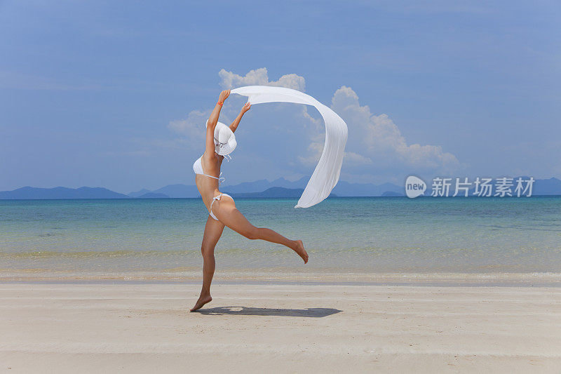 美女女孩跳在海的背景