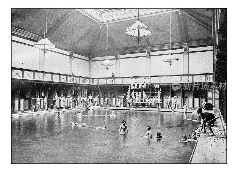 古董伦敦的照片:在肯辛顿公共浴室的游泳课