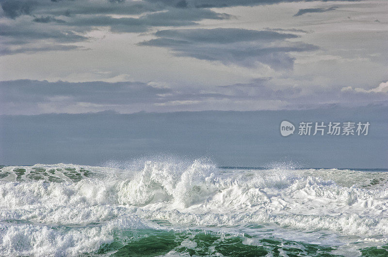 清晨的海浪和云