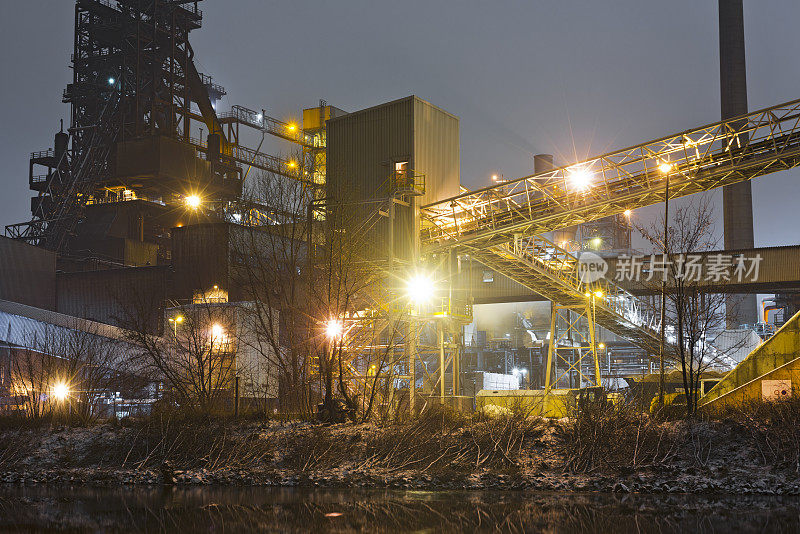 晚上的钢铁厂