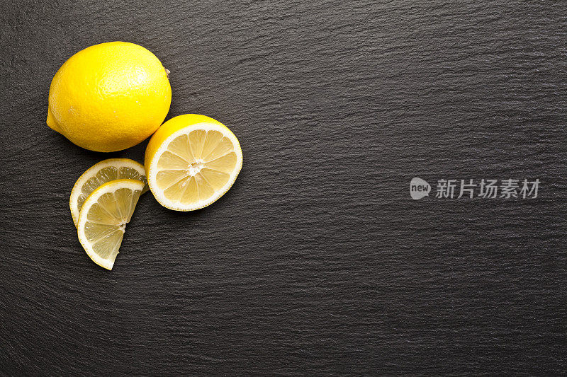 柠檬水果在黑色石板背景拍摄直接上方