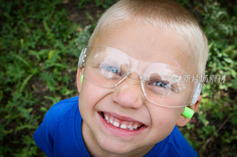 儿童戴防护眼镜和耳塞