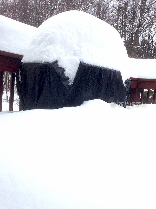 覆盖积雪的烧烤架