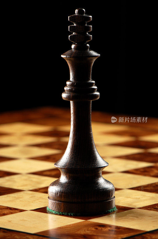 在国际象棋棋盘上的黑王棋子