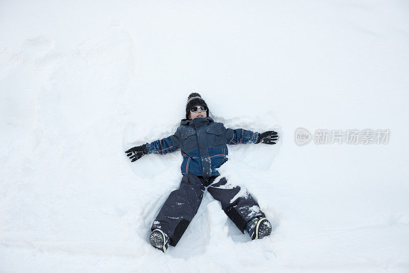 躺在雪地里的小男孩