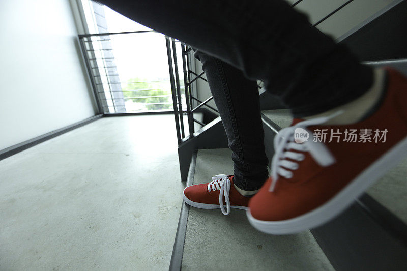 红鞋走下楼梯