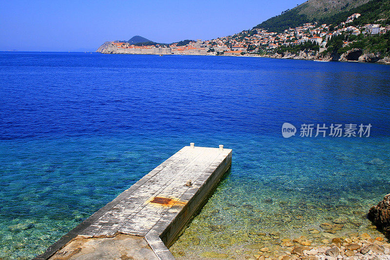 从码头到田园诗般的杜布罗夫尼克堡垒城市景观和碧水海湾，亚得里亚海，半透明的绿松石海滩全景-达尔马提亚，克罗地亚