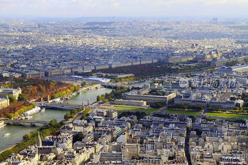 塞纳河，亚历山大三世桥和杜伊勒里宫从巴黎田园般的城市天际线屋顶:宏伟的建筑物照亮了从埃菲尔铁塔，巴黎城市景观，法国