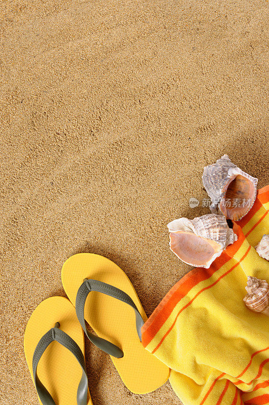 沙滩背景用黄色毛巾