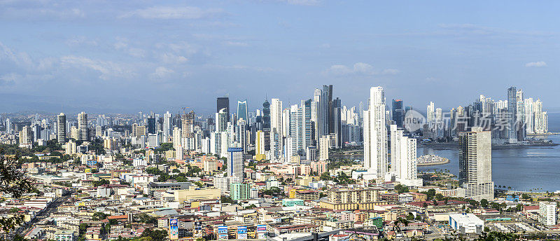 巴拿马城市天际线的全景图显示了新旧城市
