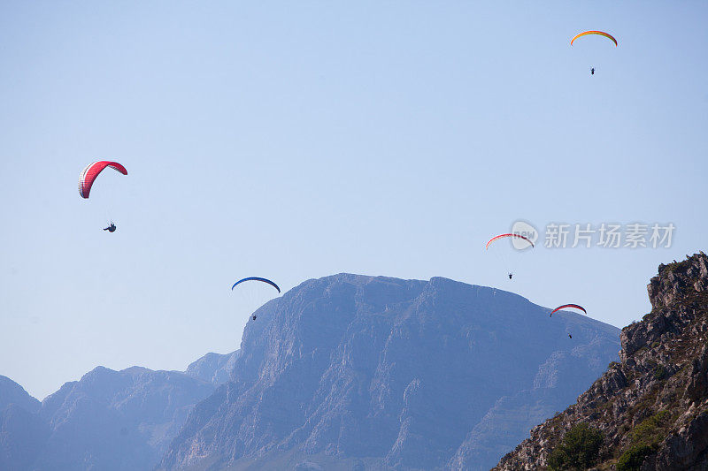 夏日里，滑翔伞在空中滑翔