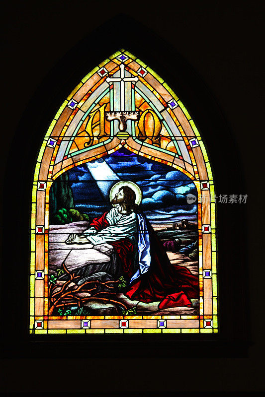世纪老教堂耶稣的彩色玻璃