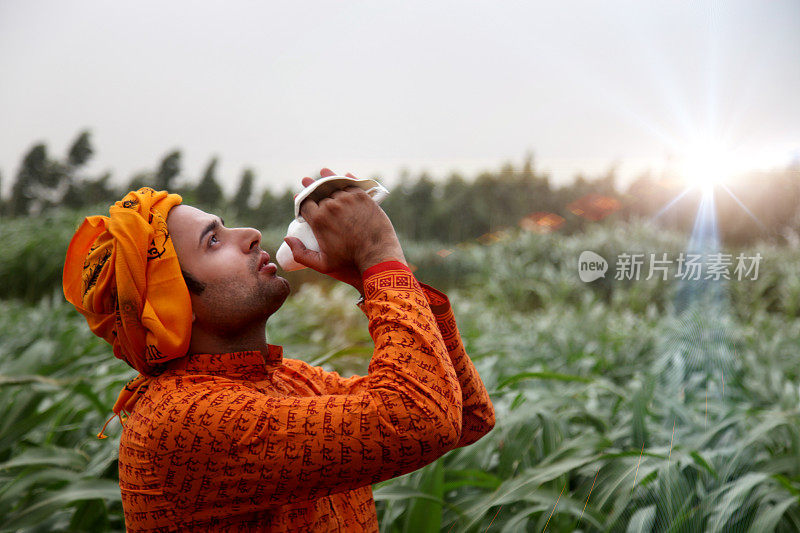 印度苦行僧吹海螺壳