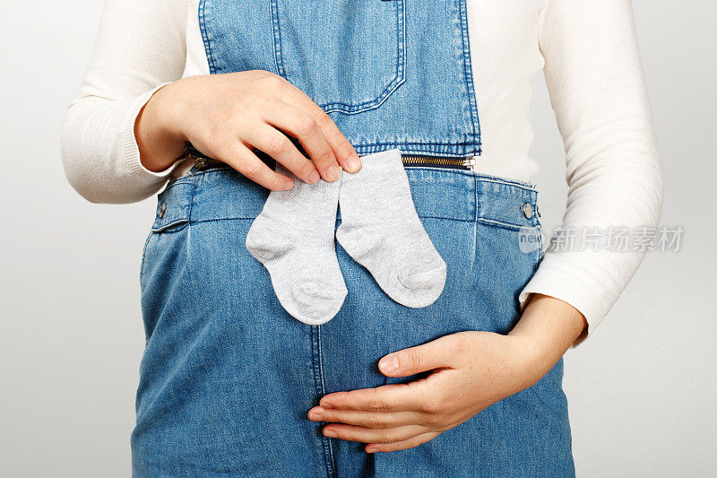 孕妇的肚子里装着婴儿袜