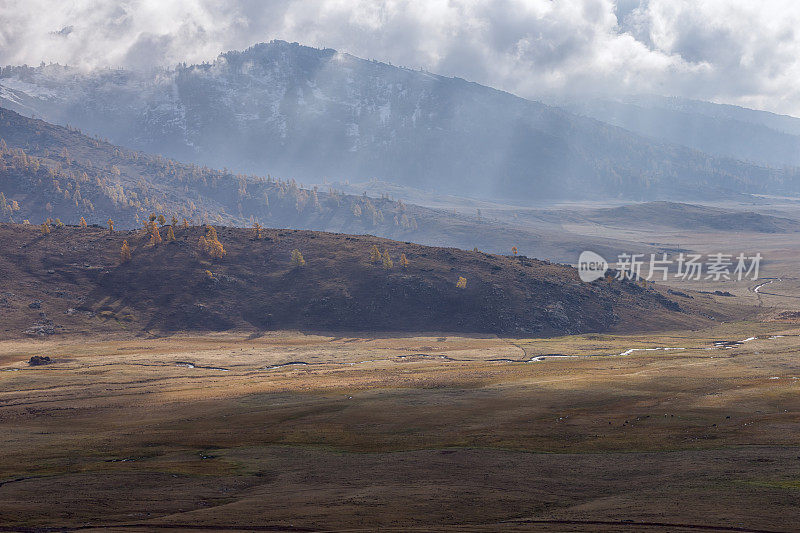 秋季景观靠近喀纳斯湖，新疆，中国