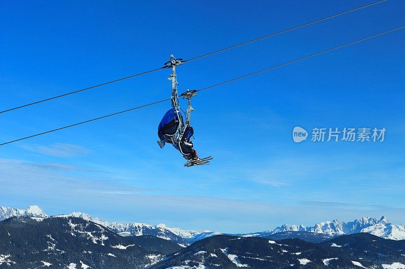 在圣约翰阿彭多夫的升降机和滑雪者