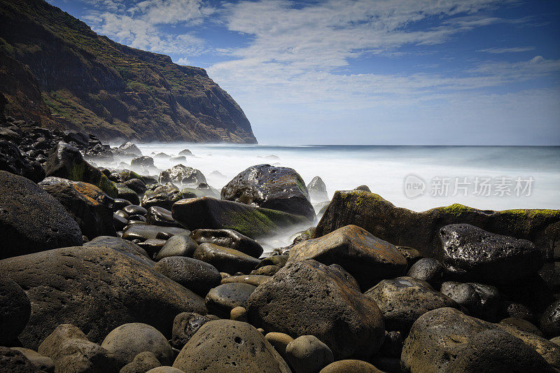 波尔图莫尼兹海滩的海岸风景