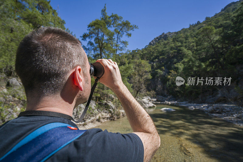 一个土耳其人在看山