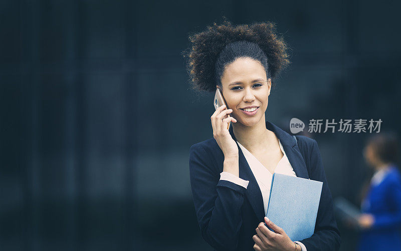 女商人在电话里