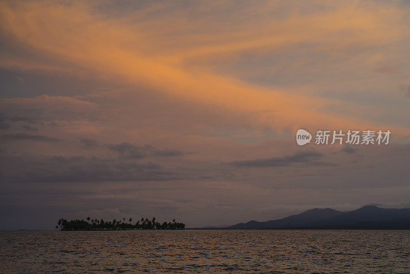 巴拿马，加勒比海圣布拉斯岛海滩上的日落景色