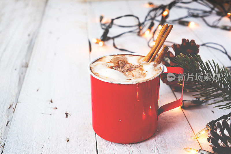 在圣诞节的木桌上放着一杯热巧克力