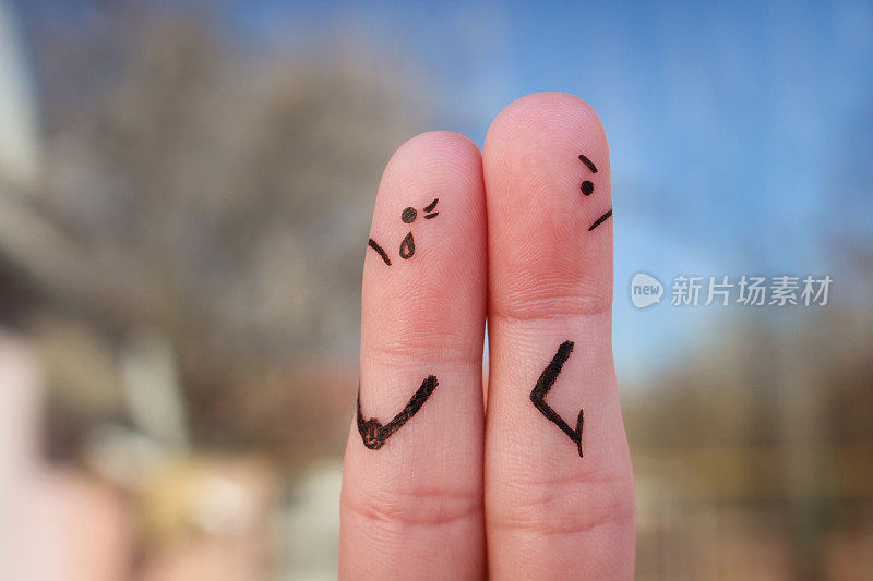 手指是情侣的艺术。一对夫妻在争吵后看向不同的方向。