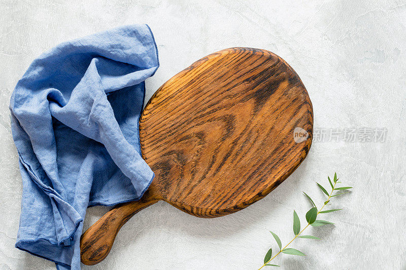 木制砧板和蓝色餐巾