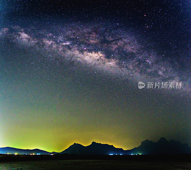 泰国山上的银河星系。