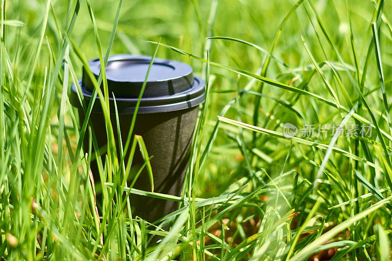 一杯清晨的咖啡，站在草地上