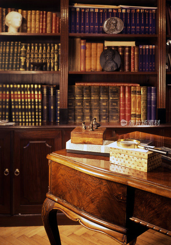 有书架和木桌的办公室或书房