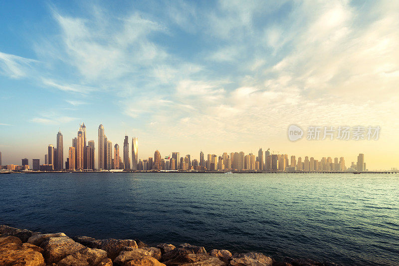 迪拜码头摩天大楼全景，日落时分，阿联酋