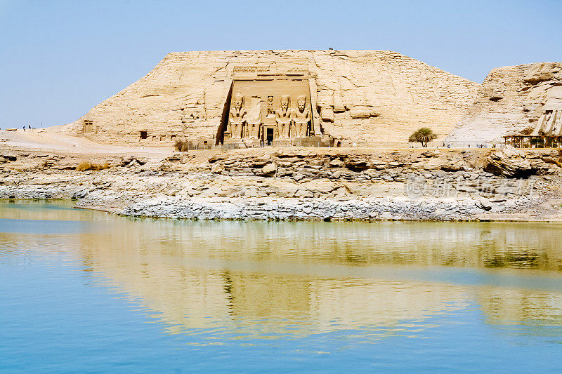 从埃及阿布辛贝的纳赛尔湖眺望拉美西斯二世大庙