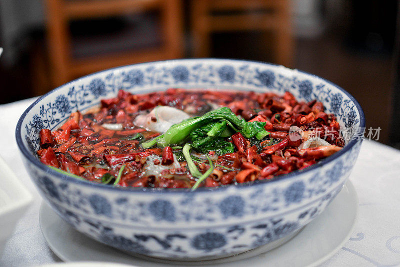 传统的中国辣椒酱配牛肉。麻辣火锅。