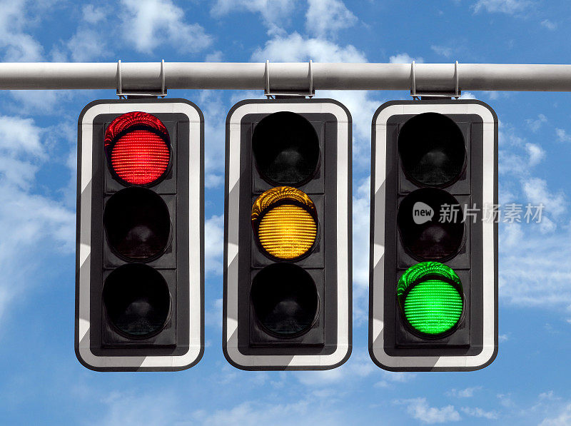 交通灯-红黄绿映衬着天空