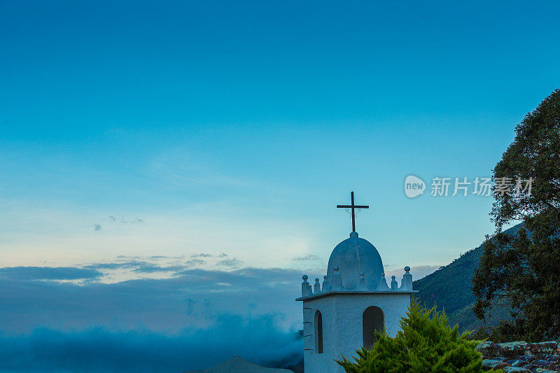 清晨的教堂圆顶和山脉