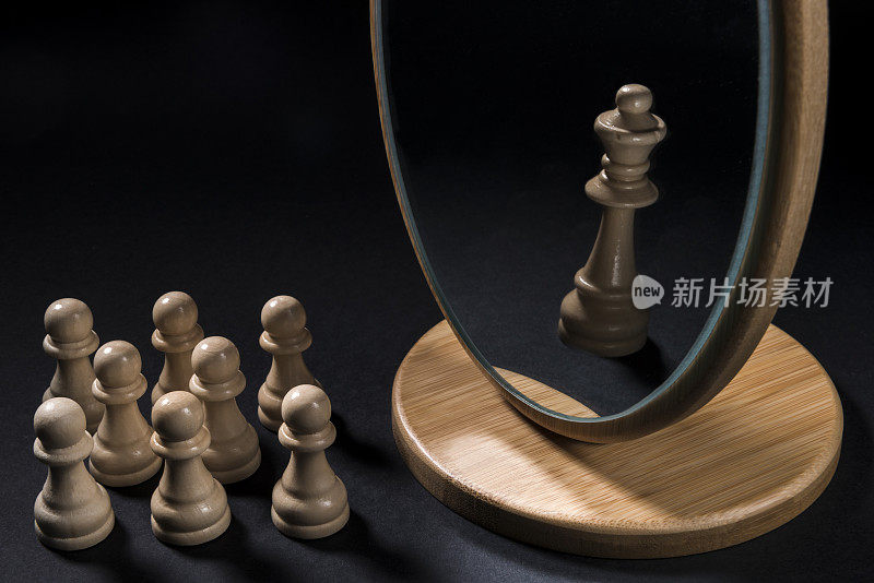 把棋子摆在镜子前面。