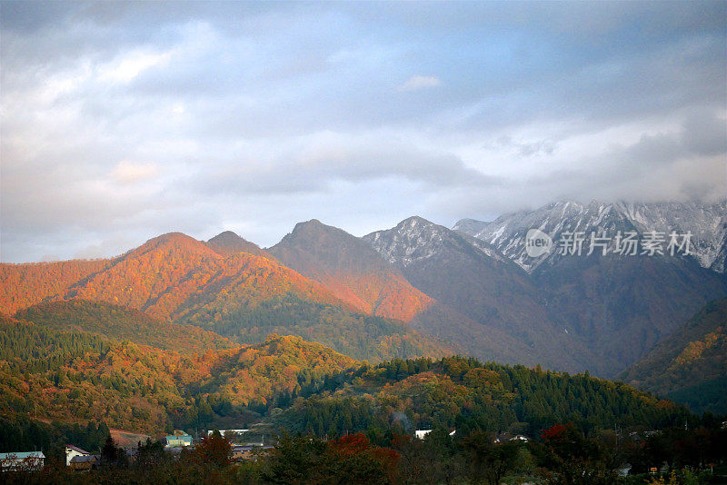 夕阳中的秋山