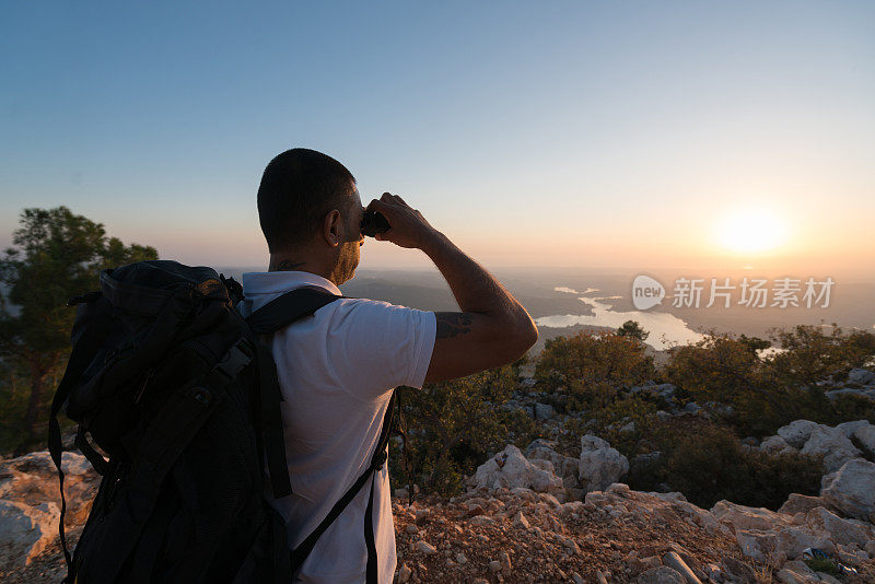 登山者从山顶欣赏风景