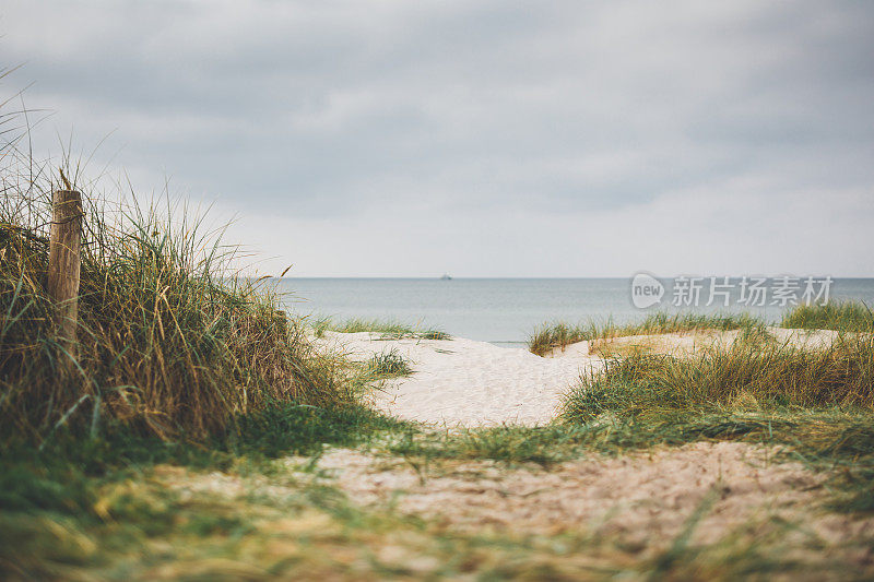 在一个阴天进入一个安静的沙滩在波罗的海在德国