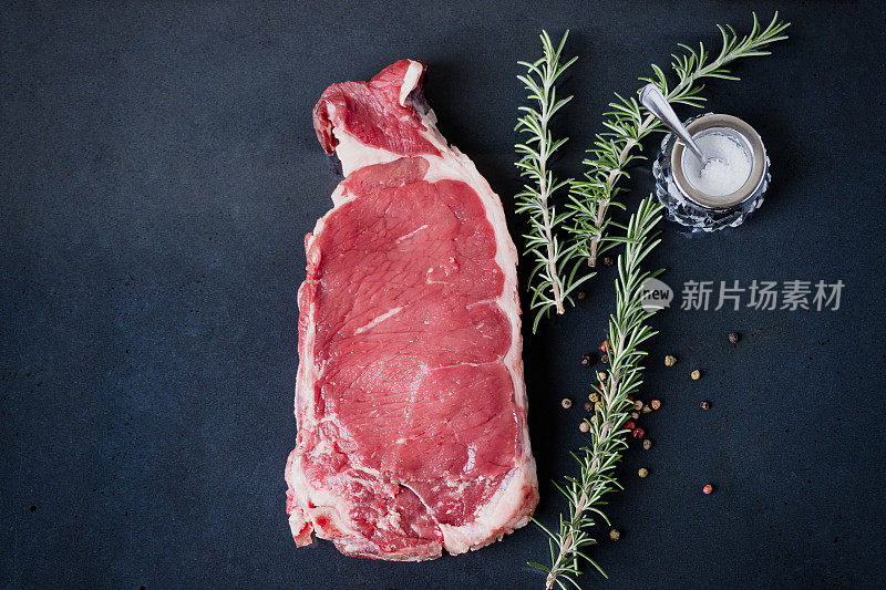 新鲜的生牛肉加香料调味