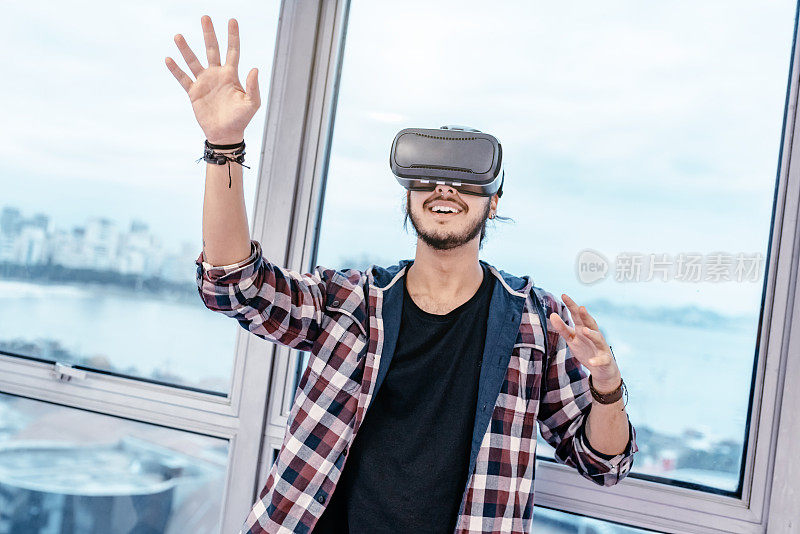 年轻的巴西商人用虚拟现实模拟器