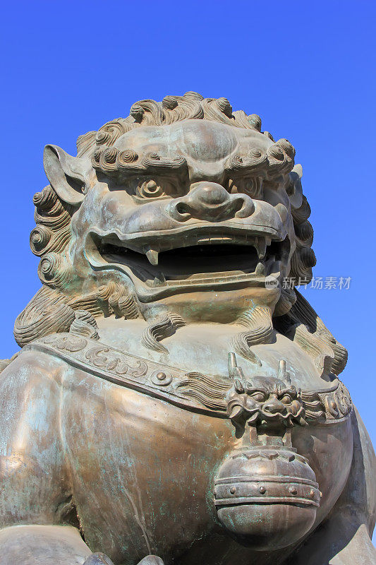 铜狮子在寺庙，特写照片