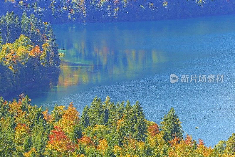 在金秋的巴伐利亚阿尔卑斯山脉，卡文德尔-富森松林-德国，田园诗般的阿尔普西湖反射