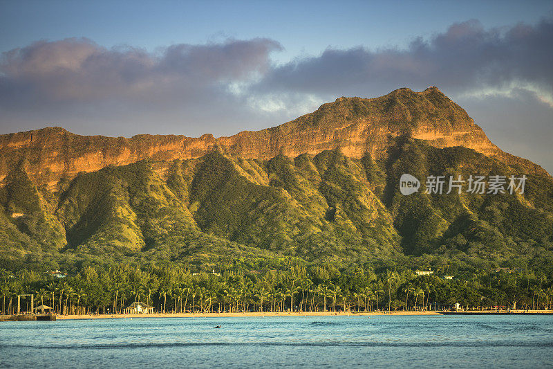 火奴鲁鲁的怀基基海滩和钻石角火山口