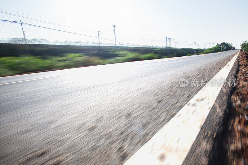 蓝天下的柏油路