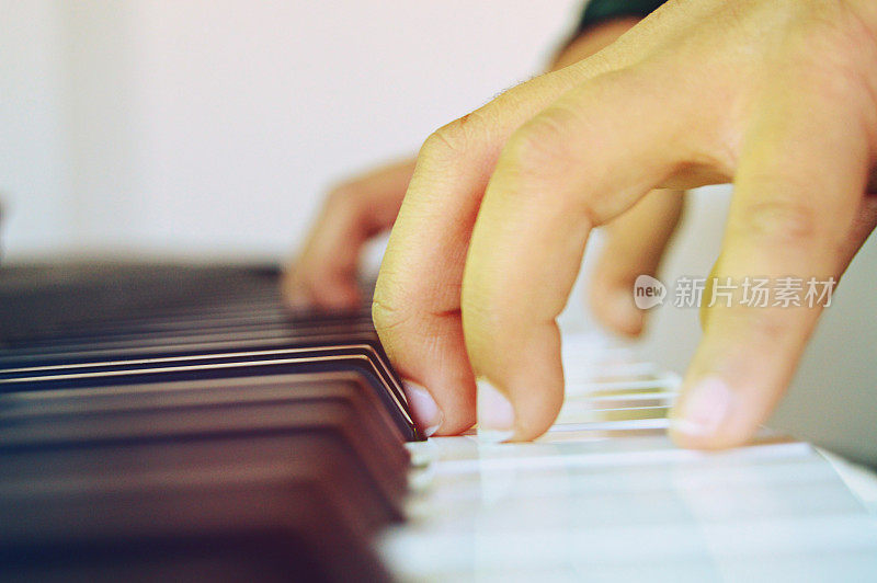 10岁男孩弹钢琴手的特写