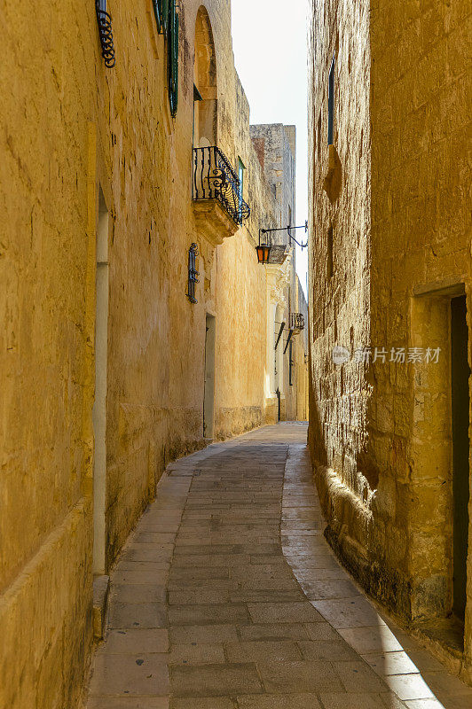 马耳他古城姆迪那狭窄蜿蜒的小巷